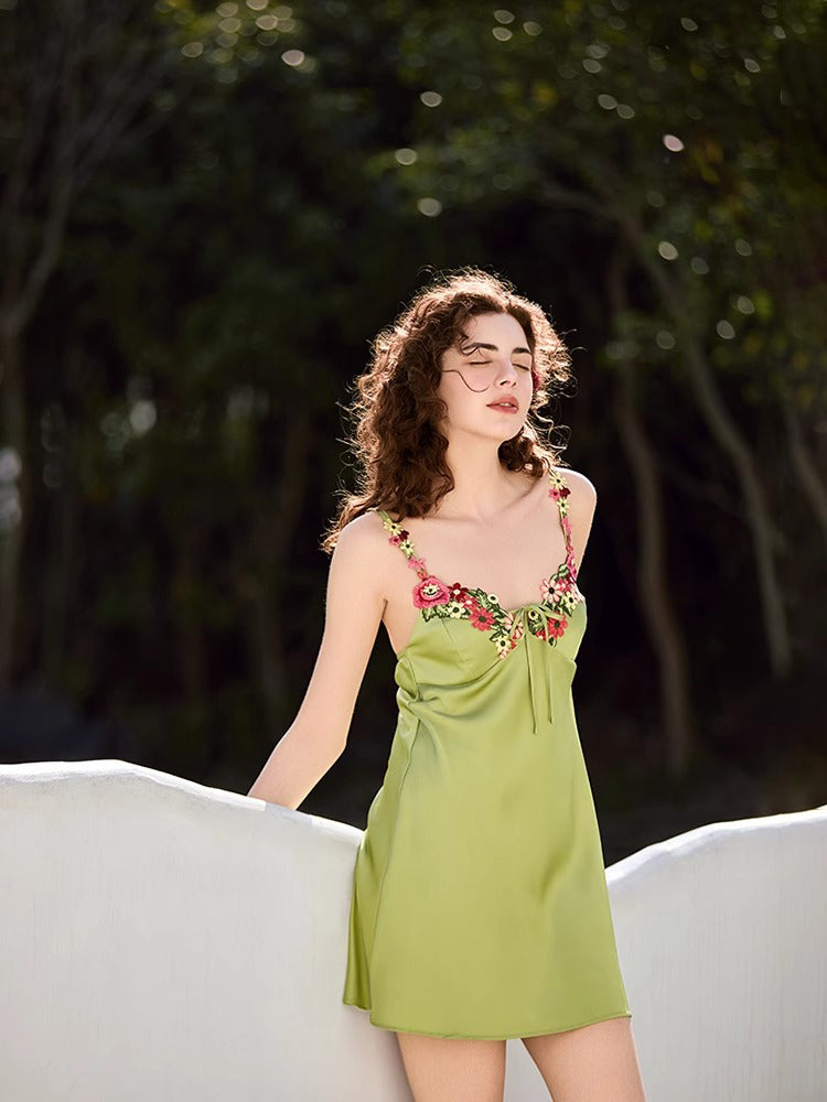 【キャミワンピ】Vネック 刺しゅう花柄 キャミワンピ