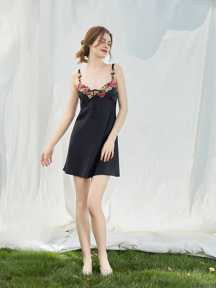 【キャミワンピ】Vネック 刺しゅう花柄 キャミワンピ