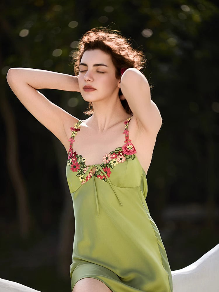 【キャミワンピ】Vネック 刺しゅう花柄 キャミワンピ