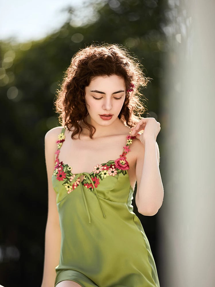 【キャミワンピ】Vネック 刺しゅう花柄 キャミワンピ