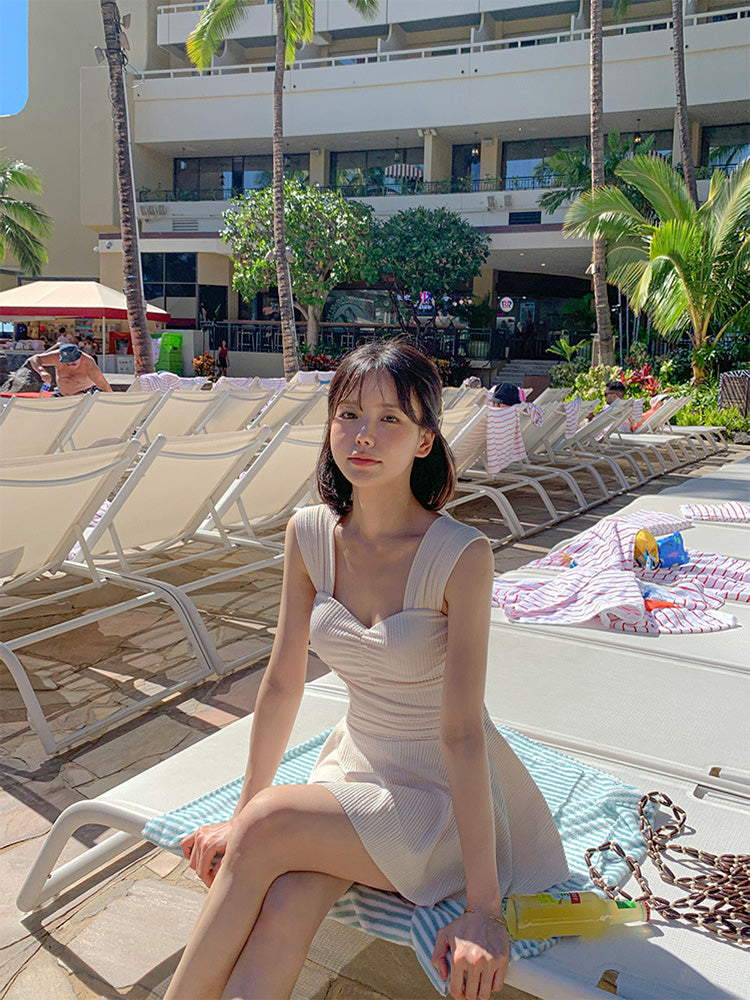 【ノンワイヤー】体型カバーワンピース 背中露出範囲調節可能 ショーツ付き