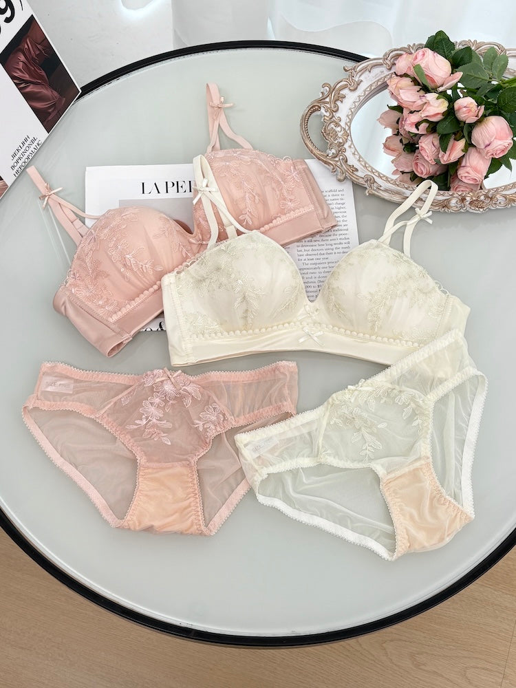 【ノンワイヤー盛れる】刺繍レースブラ&ショーツセット 1/2カップ